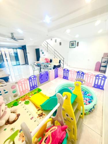 Double Storey 5 room Bukit Beruang -18pax