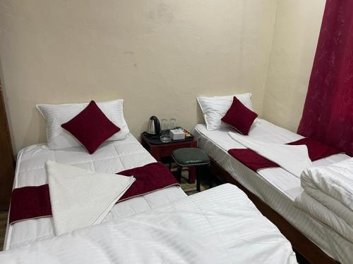 2 twin beds