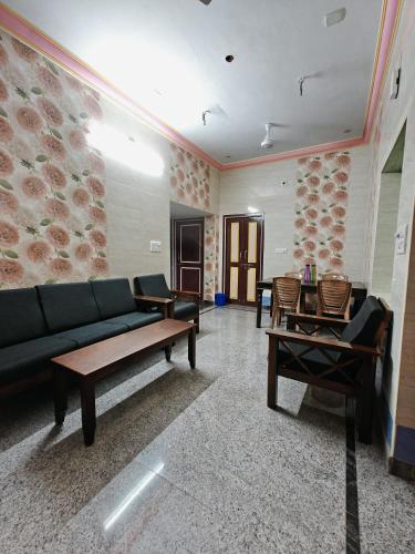 AC HOMESTAY NEAR CMC AND RAILWAY STATION 2BHK and 3 BHK