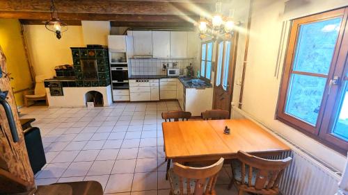廚房, Rustikale und grosszügige Ferienwohnung (Rustikale und grosszugige Ferienwohnung) in 卡斯皮斯克霍利
