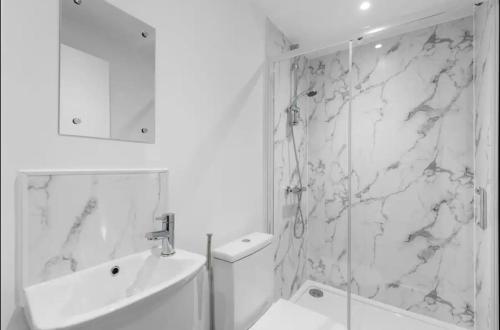 Canterbury City Guesthouse with All En-suite rooms and Hot-tub Canterbury City Guesthouse with All En-suite rooms and Hot-tub