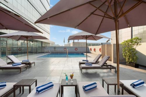 مسبح, فندق رويال كونتيننتال (Royal Continental Hotel ) in دبي