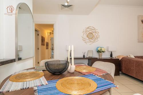 Cozy Old Town 2-Bed Apartment with Burj Khalifa Views 202RH-2, Дубай (фото 5)