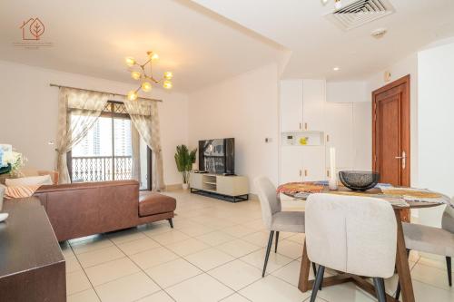 Cozy Old Town 2-Bed Apartment with Burj Khalifa Views 202RH-2, Дубай (фото 7)