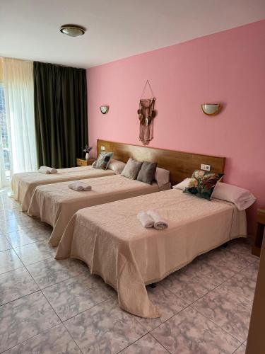 3 twin beds