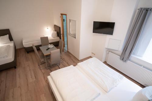 1 queen bed, 2 twin beds