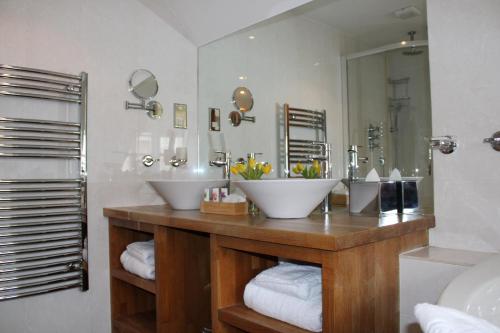 Bathroom, The Chequers Inn near Nostalgia Toy Museum