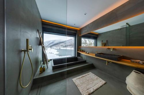 Blackberry Cabin lakeside escape in Popare