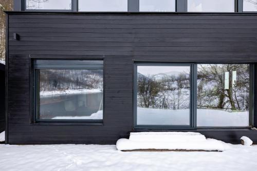 Blackberry Cabin lakeside escape in Popare