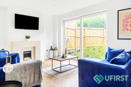 Cosy 4BR Home - Near City Hospital, Sherwood, Clinton Market, QMC & City Centre - Sleeps 8
