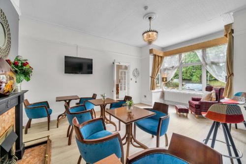 Shared lounge/TV area, Dial House Hotel in Bracknell