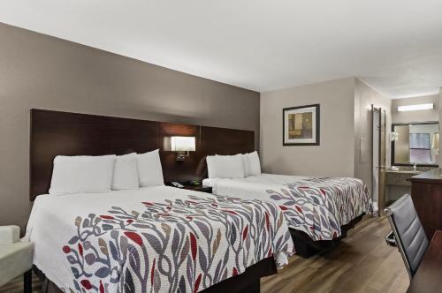 Deluxe Room with Two Double Beds Disability Access Roll-In Shower Non-Smoking