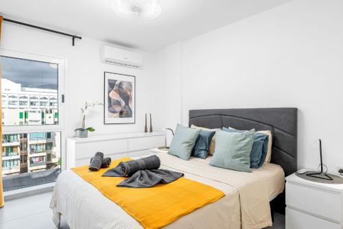 Central location - Walk to the beach, shops & dining 5