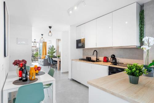 Central location - Walk to the beach, shops & dining 5