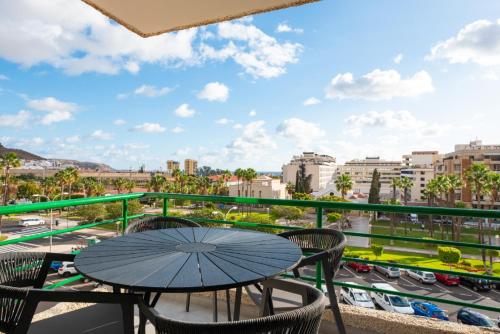 Central location - Walk to the beach, shops & dining 2