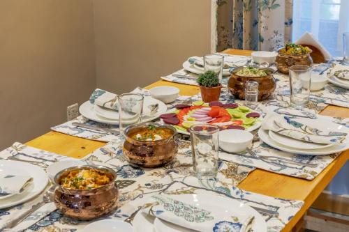 Храна и напитки, SaffronStays Sylvan Farms - 3BR eco-luxury villa with birdwatching, trekking and organic farming in  in Salgaon