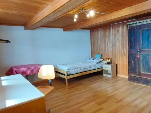 Zimmer mit Balkon auf Bauernhof in Fahrni, Schweiz