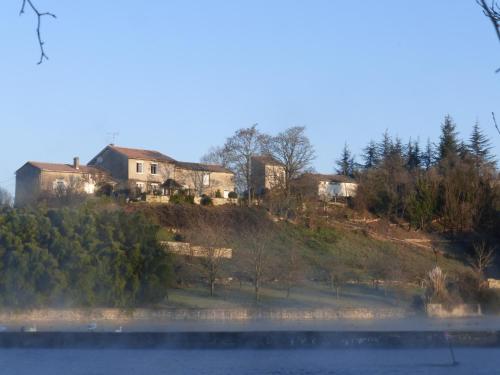 Grande maison escapade au bord de la riviere gîte à louer Garat