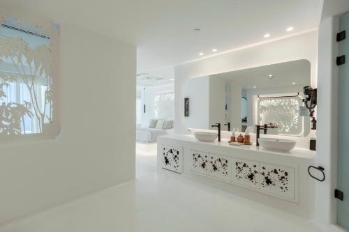 Front desk [24-hour]