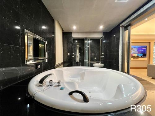 Bathroom, Holiday Motel - Wunjhong Branch in Rende District