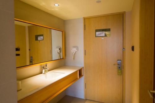 Ji Hotel Shanghai Jinshanwei Railway Station In China Room - 