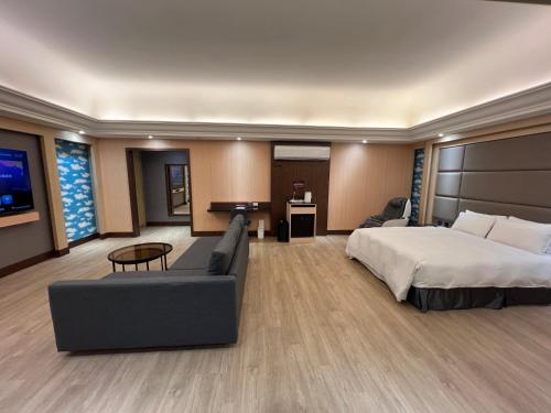 King Room with Spa Bath image 4