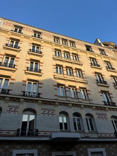 Фасада на хотела, La Lumière de Paris (La Lumiere de Paris) in Левалоа-Пере