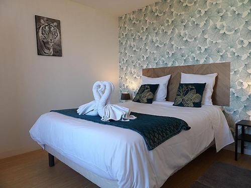 Nid Douillet au Bord du Canal #A in เชล