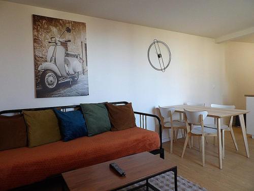 Nid Douillet au Bord du Canal #A in เชล