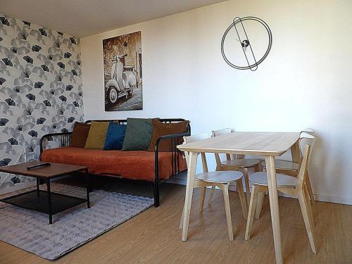 Nid Douillet au Bord du Canal #A in เชล