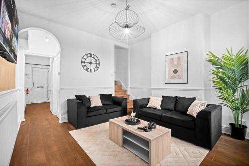 Stylish 3-Bedroom House - Garden - Parking - Netflix 18M, Бирмингем (фото 4)