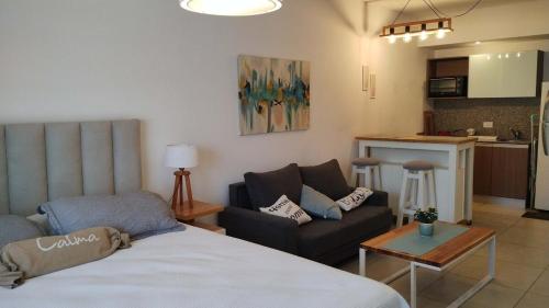 Studio Apartment room in Chic Studio Steps from Subway by depptö