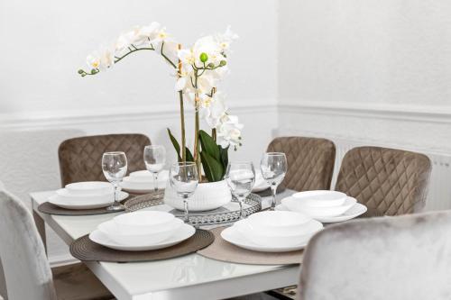 Stylish 3-Bedroom House - Garden - Parking - Netflix 18M, Бирмингем (фото 8)
