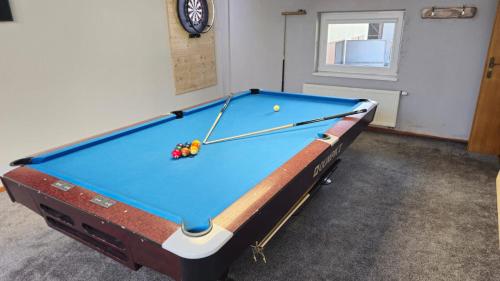 2 bedrooms, 6 beds
