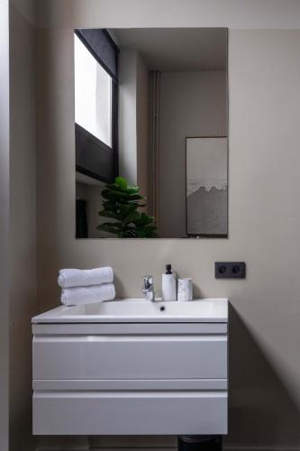 Stylish suite with private patio, perfect for 4, Amberes (foto 7)