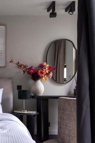 Stylish suite with private patio, perfect for 4, Amberes (foto 10)