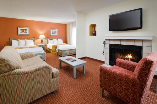 2 twin beds, 1 sofa bed