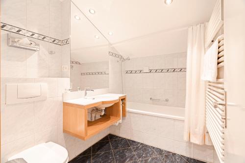 Twin or Double Room with Matterhorn View image 4
