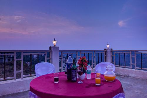 شرفة/ تراس, TAJ VILLA Mahabaleshwar ! in Gureghar