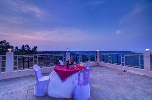 شرفة/ تراس, TAJ VILLA Mahabaleshwar ! in Gureghar