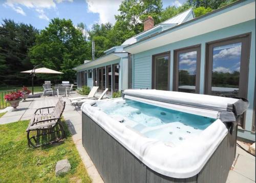 Luxury Berkshire Retreat with Pool and Hot Tub and Sleeps 18 in Egremont (MA)