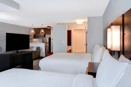 2 queen beds, 1 sofa bed