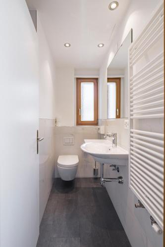 Single Room with Balcony image 4