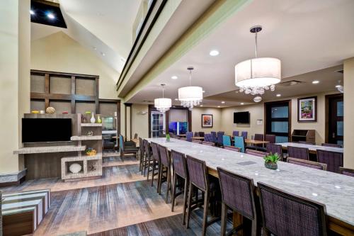 Residence Inn by Marriott Hamilton - image 6