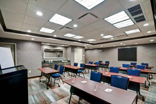 Residence Inn by Marriott Hamilton - image 13