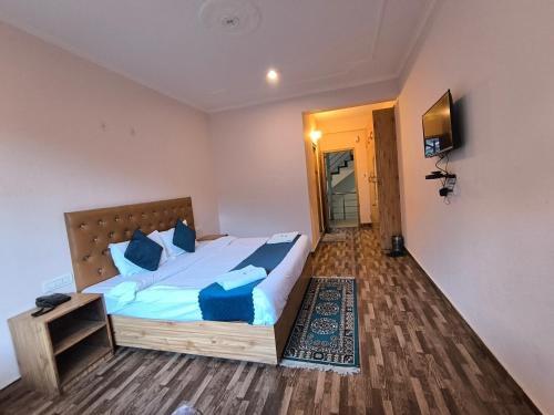 Valley Of Sublime!!! NIRVANA HILLS!!! A family Hotel with Roof Top Lounge and Restaurants