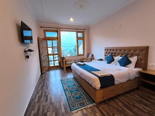 Valley Of Sublime!!! NIRVANA HILLS!!! A family Hotel with Roof Top Lounge and Restaurants