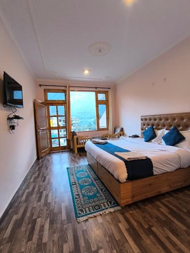 Valley Of Sublime!!! NIRVANA HILLS!!! A family Hotel with Roof Top Lounge and Restaurants