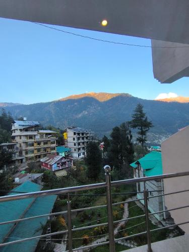 Valley Of Sublime!!! NIRVANA HILLS!!! A family Hotel with Roof Top Lounge and Restaurants