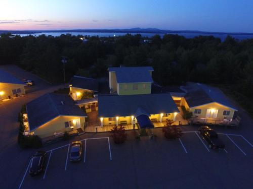High Seas Motel - image 6